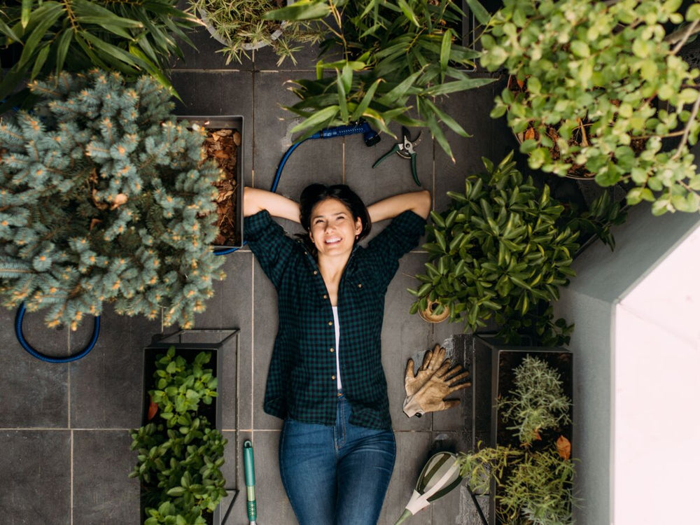 femme heureuse avec des plantes autour d'elle