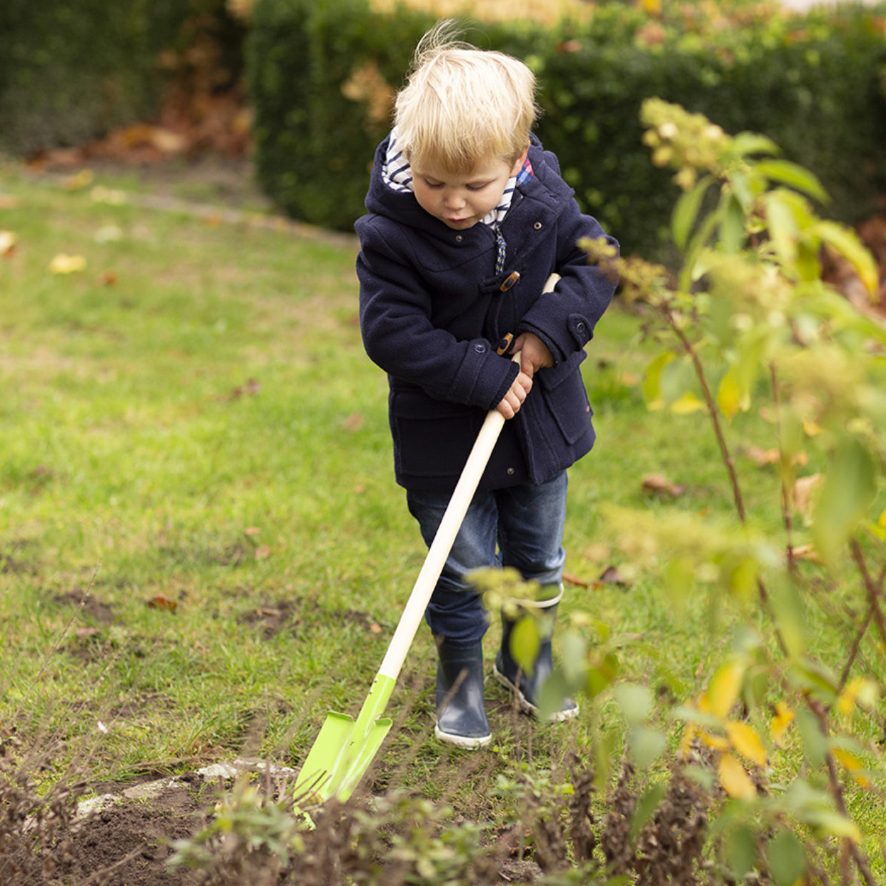 petit jardinier avec pelle en metal  vert et manche en bois 