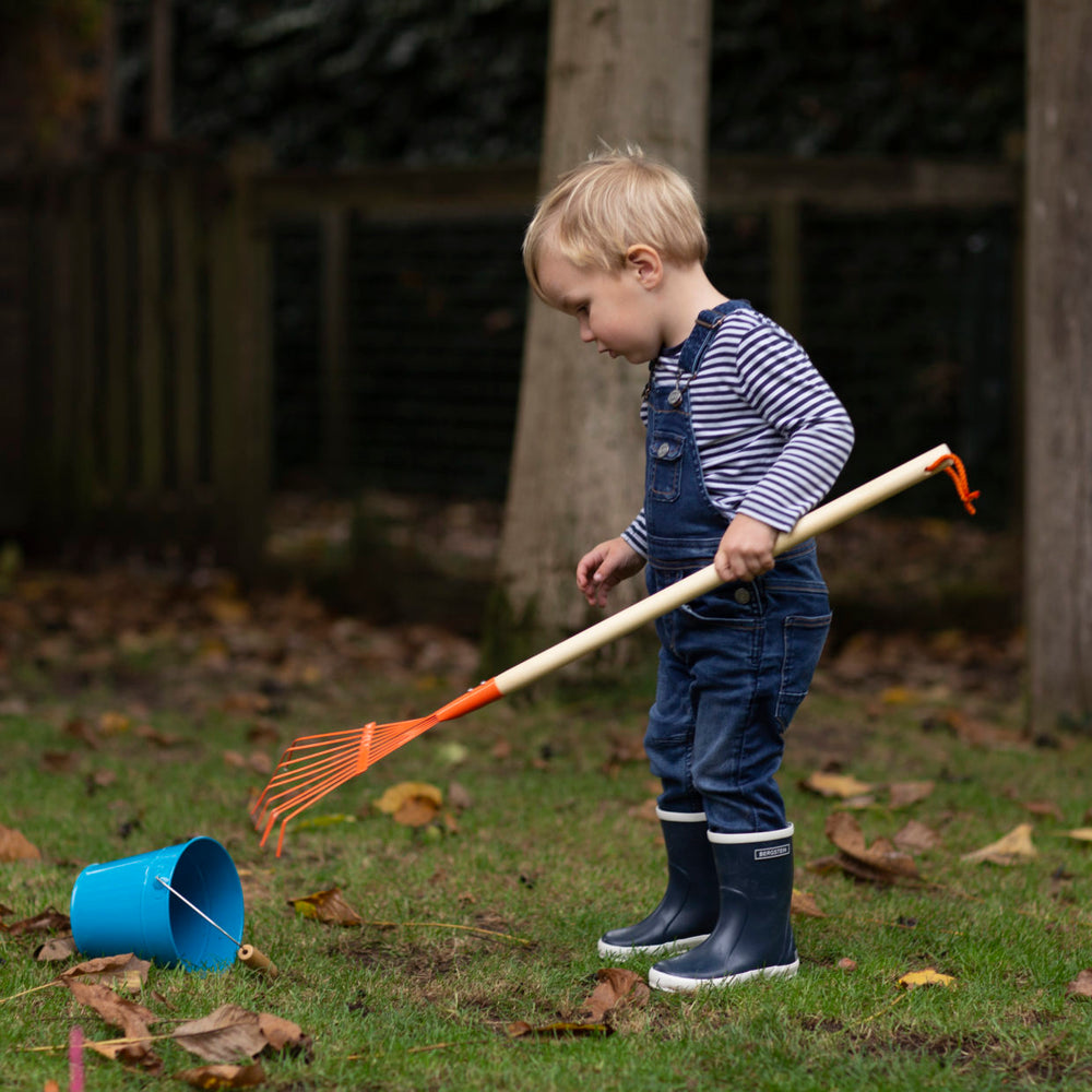 petit jardiniere avec son rateau à feuilles en métal et bois durable de couleur orange